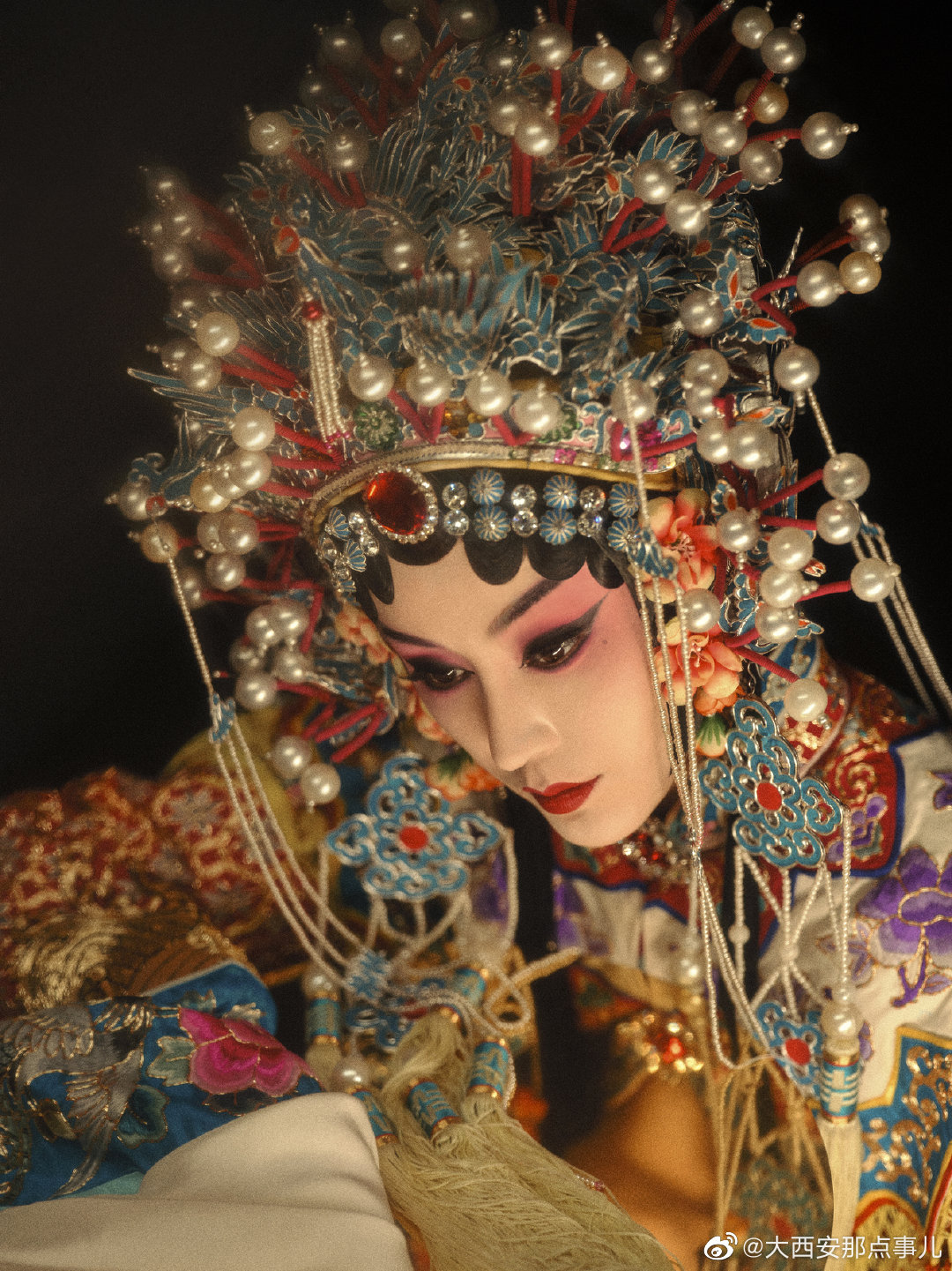 近日汤晶媚拍摄的一组戏曲妆容写真照曝光