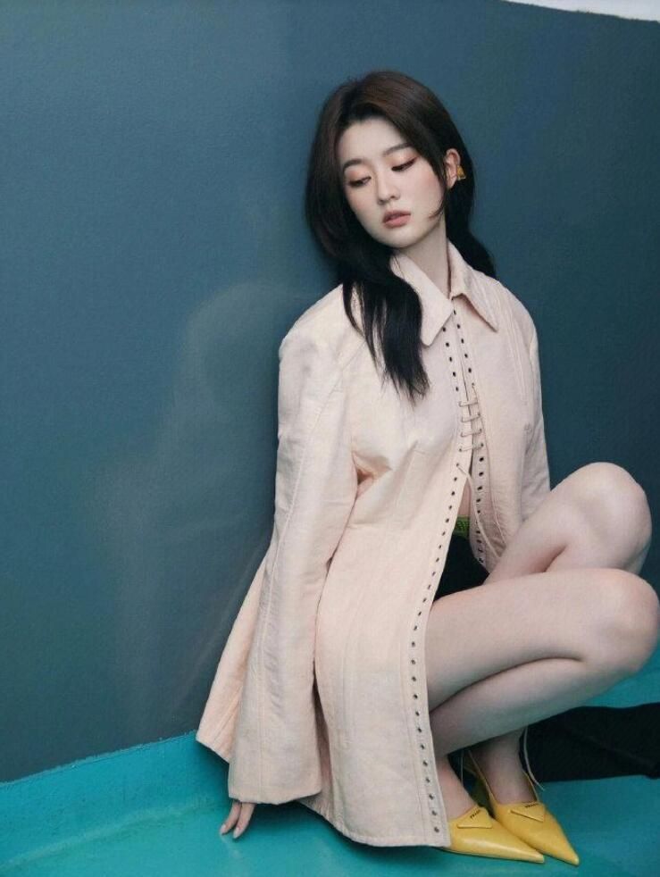 乔欣杏粉色系带外套配上黑色短裙造型,大秀大长美腿,身材姣好__财经