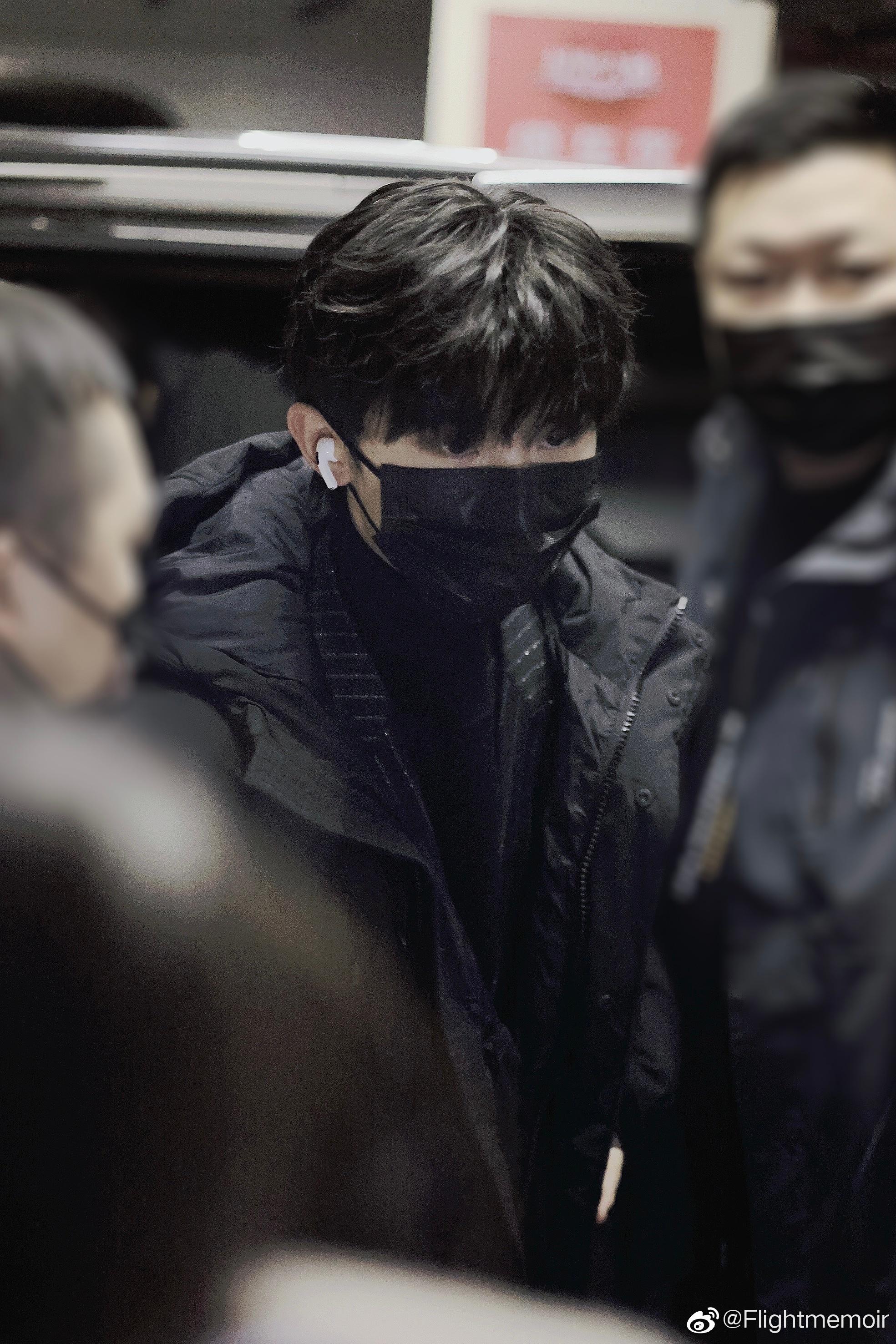 黑色高领毛衣77黑色羽绒服……|马嘉祺|羽绒服|小马_新浪新闻