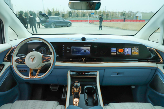 纯电动MPV对决，荣威iMAX8 EV对比岚图梦想家纯电版