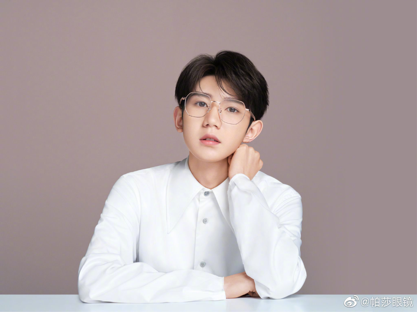 王源最新眼镜大片 戴眼镜的源哥给人一种很儒雅的感觉