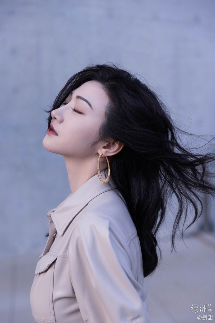 景甜着皮质连衣裙干练御姐范足 波浪卷发微风轻拂浪漫美好