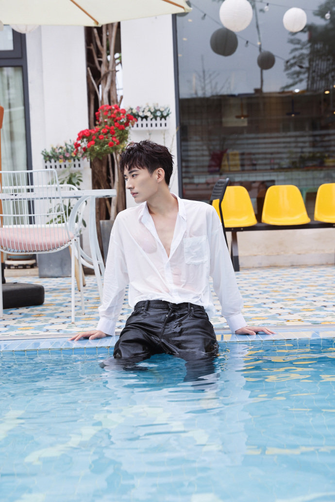 刘学义白衬衫造型写真 午后的阳光,洒满白衬衫