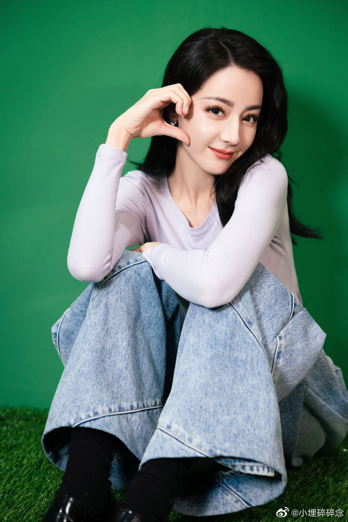 迪丽热巴淡紫色暖衣搭配阔腿牛仔裤暖洋洋又带着清新