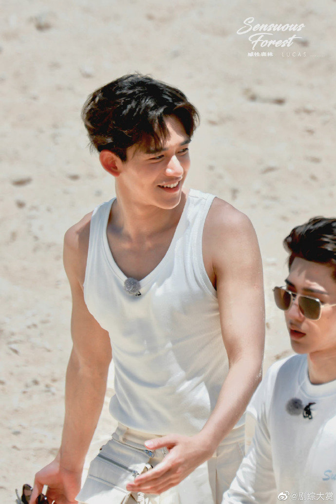 黄旭熙奔跑吧三亚路透~ lucas手臂肌肉线条也太撩了吧