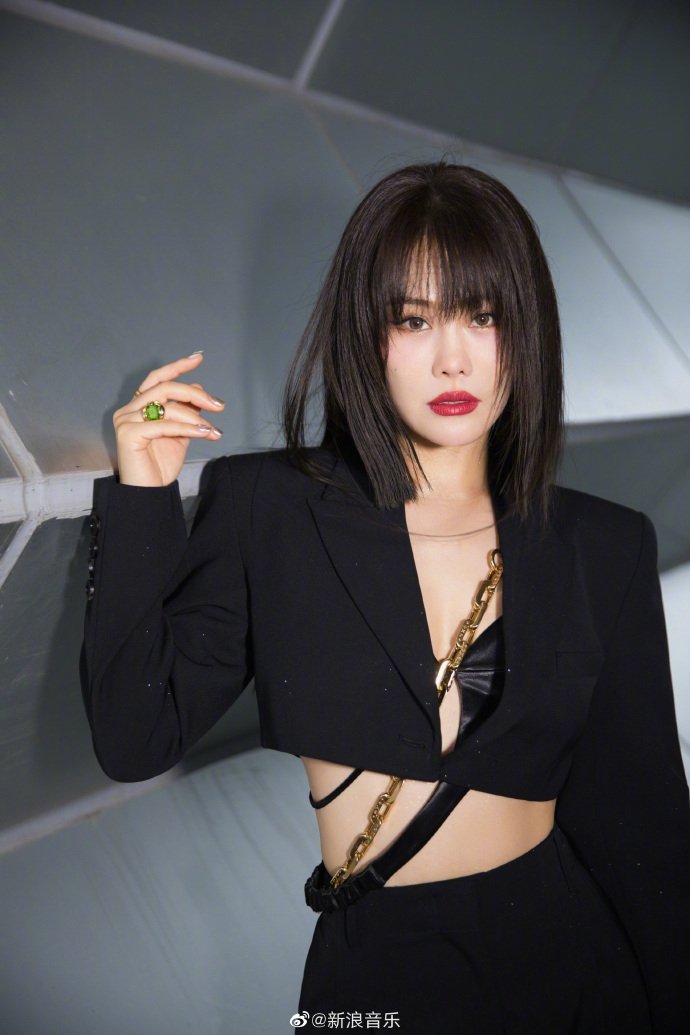 袁娅维最新写真大片曝光 露腰西装配高腰西裤性感干练