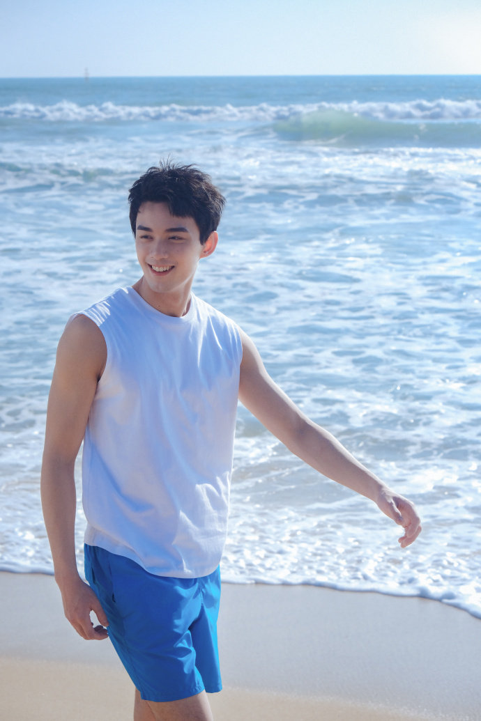 吴磊海边随拍 海边沙滩,阳光少年 少年感太绝啦_高清图集_新浪网