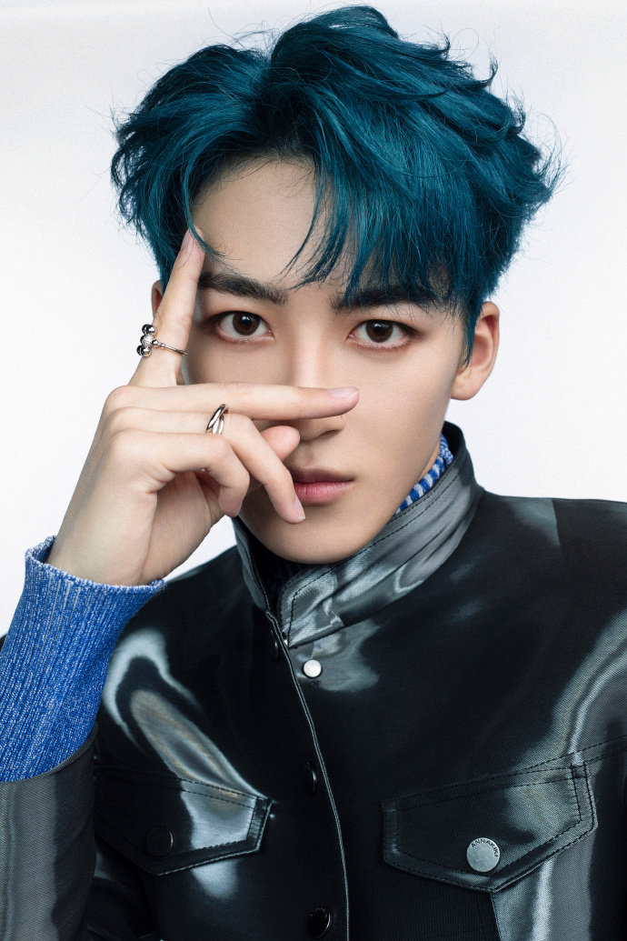 何洛洛新歌环游宇宙mv预告图银发好帅