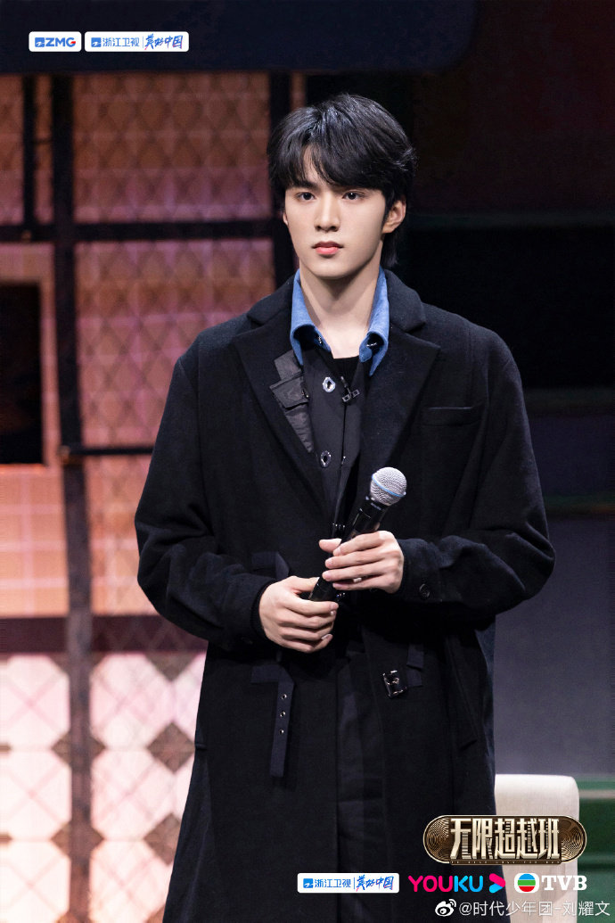 刘耀文《无限超越班》戴神雕头套剧照_高清图集_新浪网