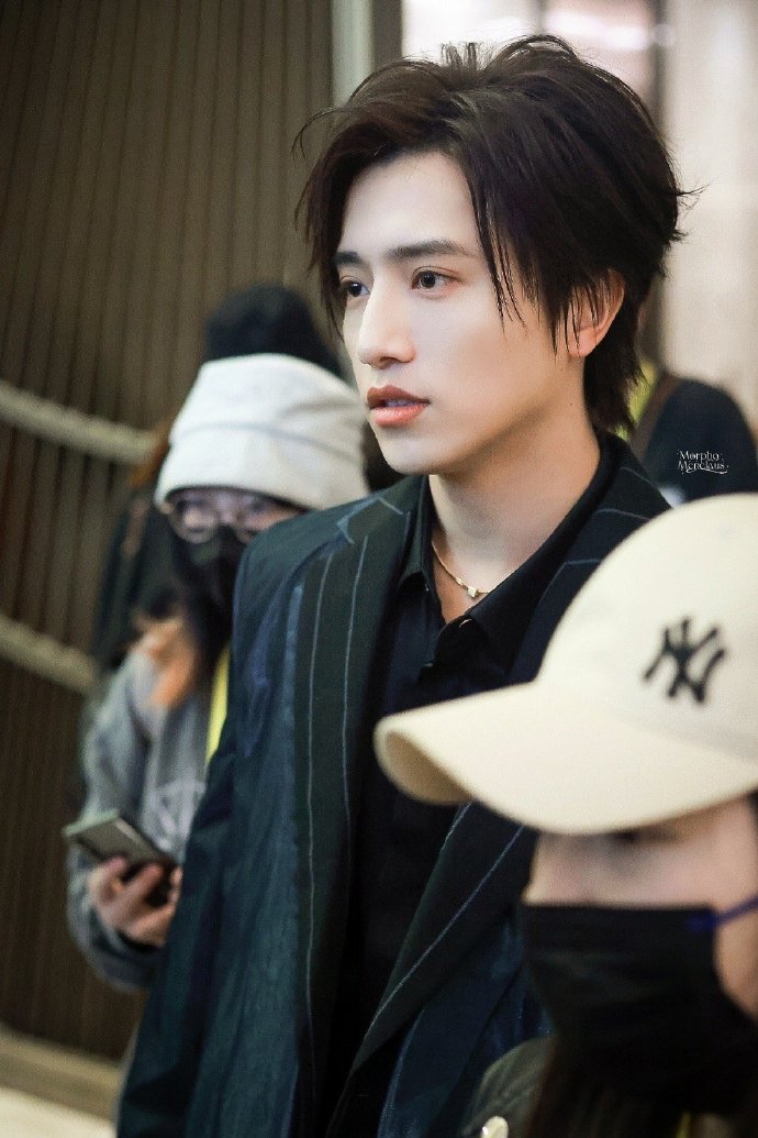 伯远天赐的声音上班饭拍 蓝色西装造型优雅帅气……__财经头条