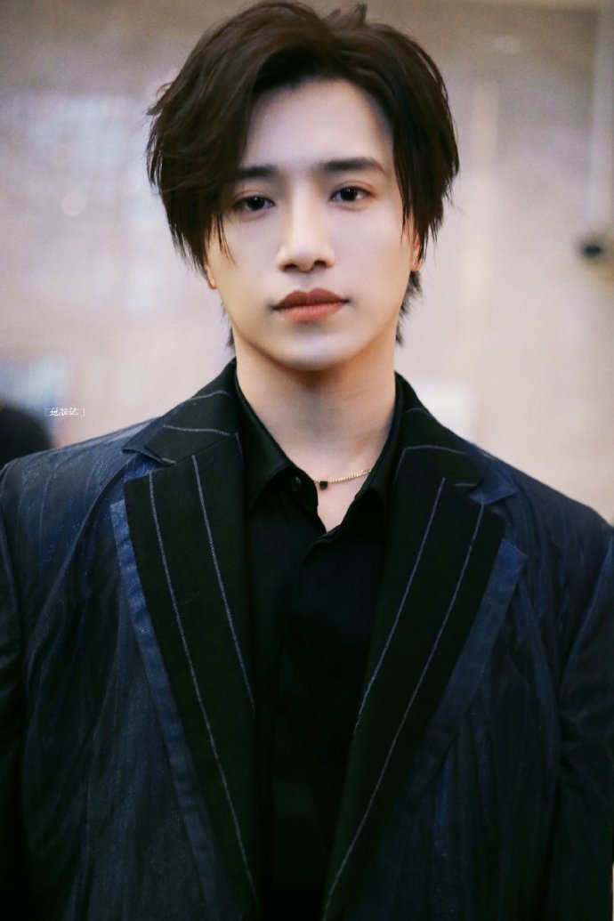 伯远天赐的声音上班饭拍 蓝色西装造型优雅帅气……__财经头条