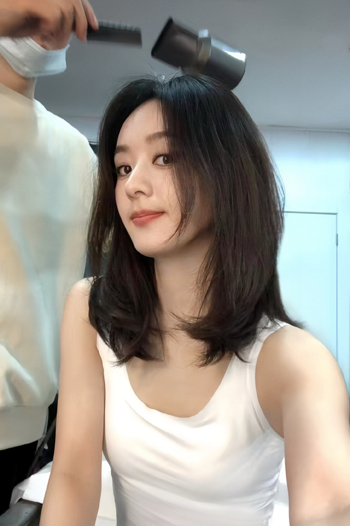 赵丽颖工作室抓拍瞬间 出图妥妥的女霸总气质拿捏住了