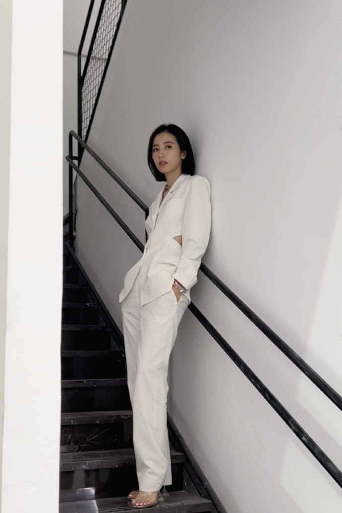 周雨彤身着白色西装 飒气十足|周雨彤|西装|白色_新浪新闻