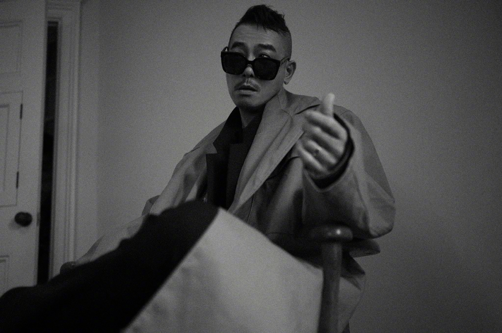 神仙同框,陈小春应采儿拍摄大片,穿一身黑难掩超强气质