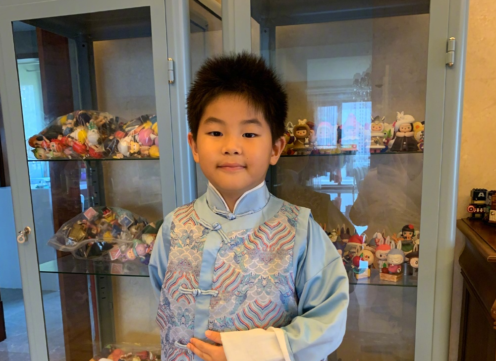沙溢晒小鱼儿照片身后盲盒暴露经济状况才6岁就已经圈粉无数