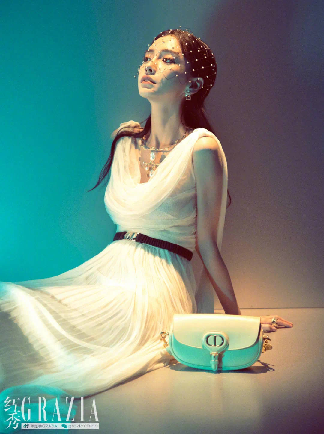 angelababy白色褶裥薄纱长裙 光影间尽显温柔优雅__财经头条