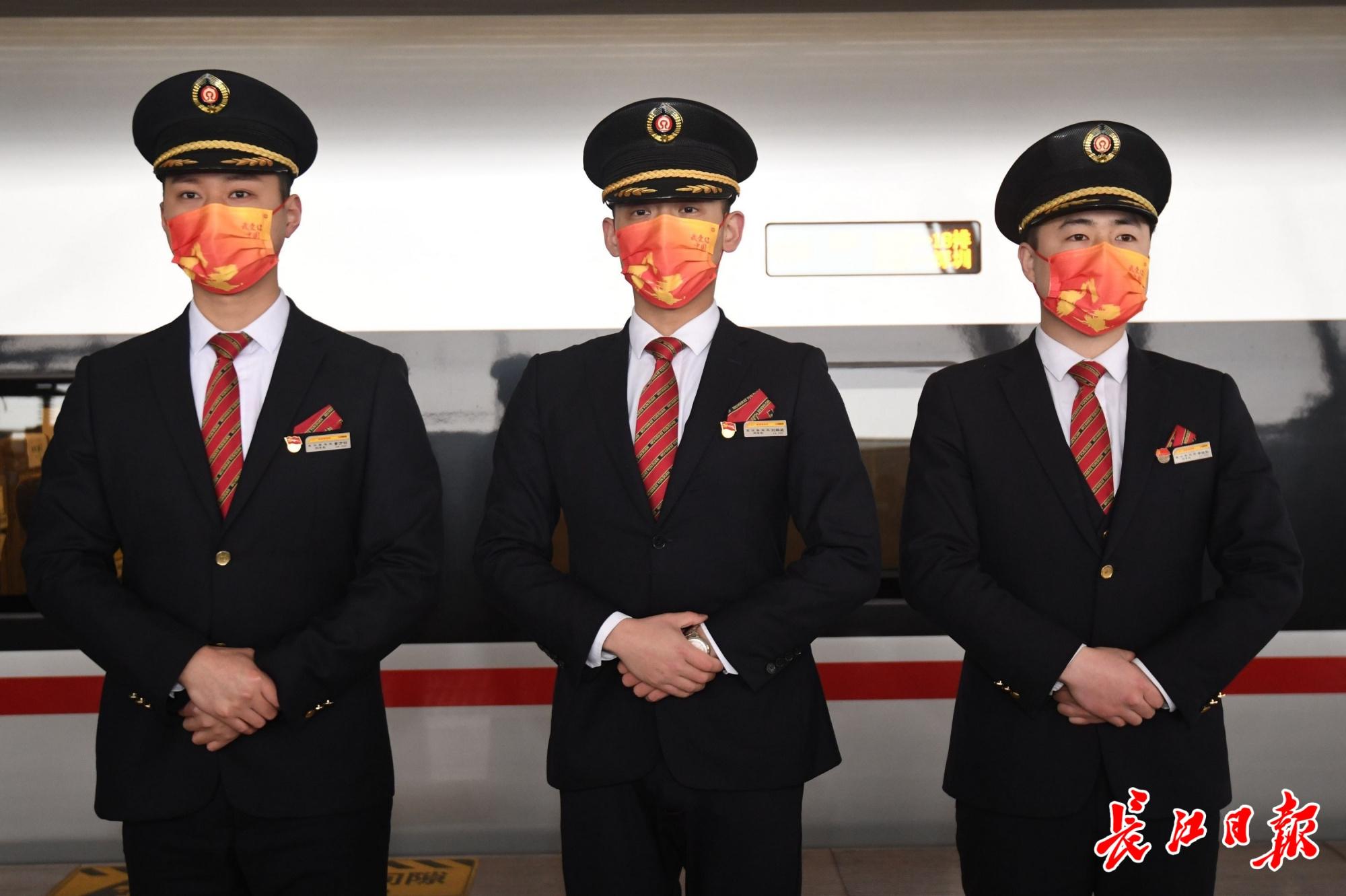 刚开通的武赣深高铁有个男乘务组