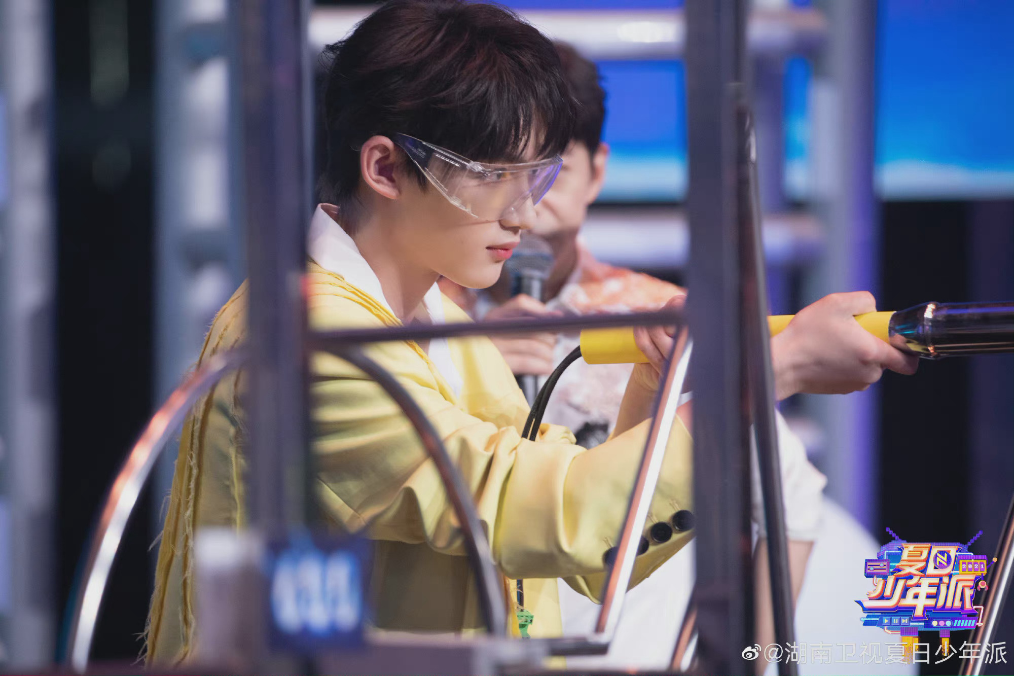 丁程鑫《夏日少年派》新剧照 身穿黄色西装的小丁……_高清图集_新浪