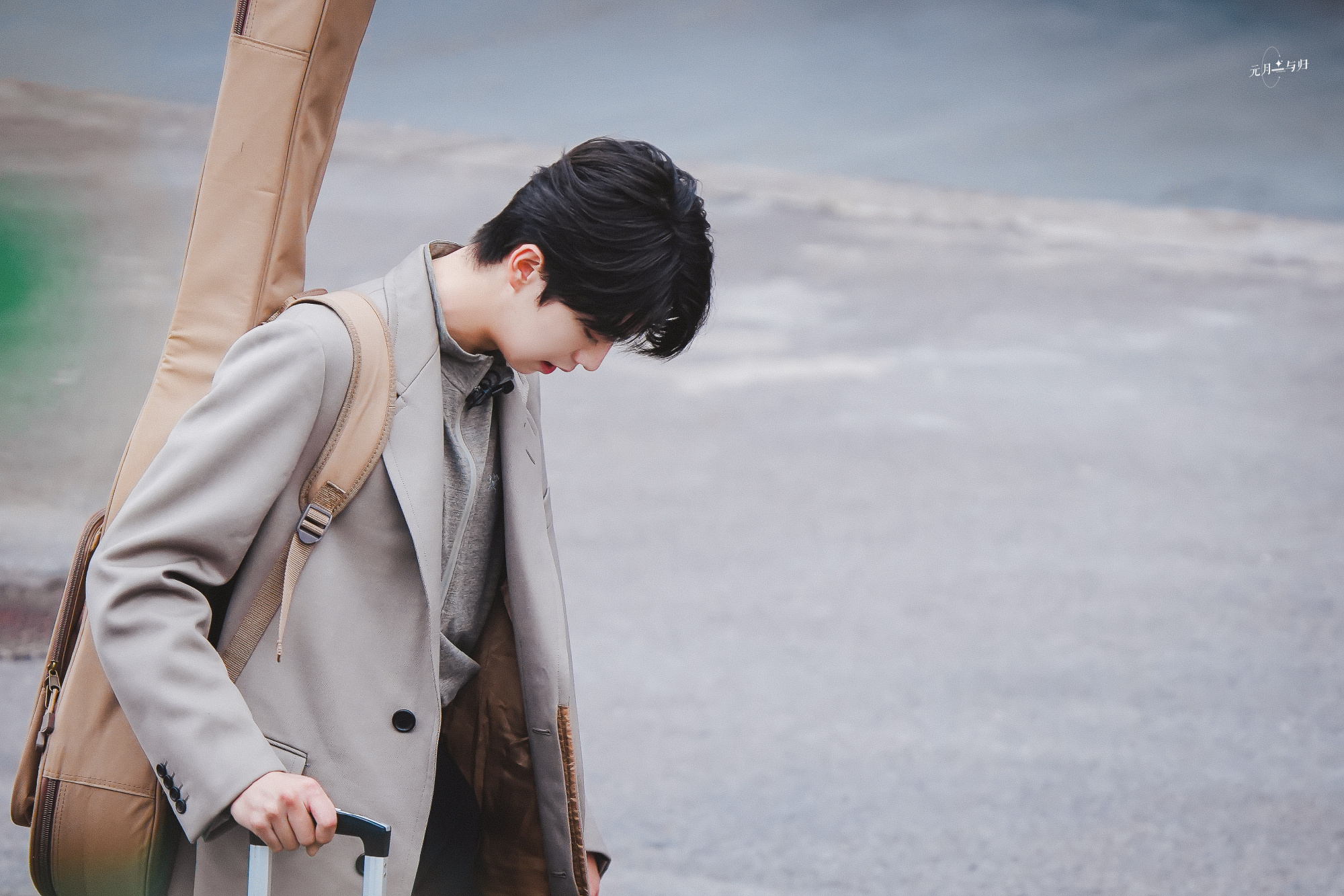 张嘉元今日份出发饭拍图 身穿风衣背着吉他的少年……__财经头条