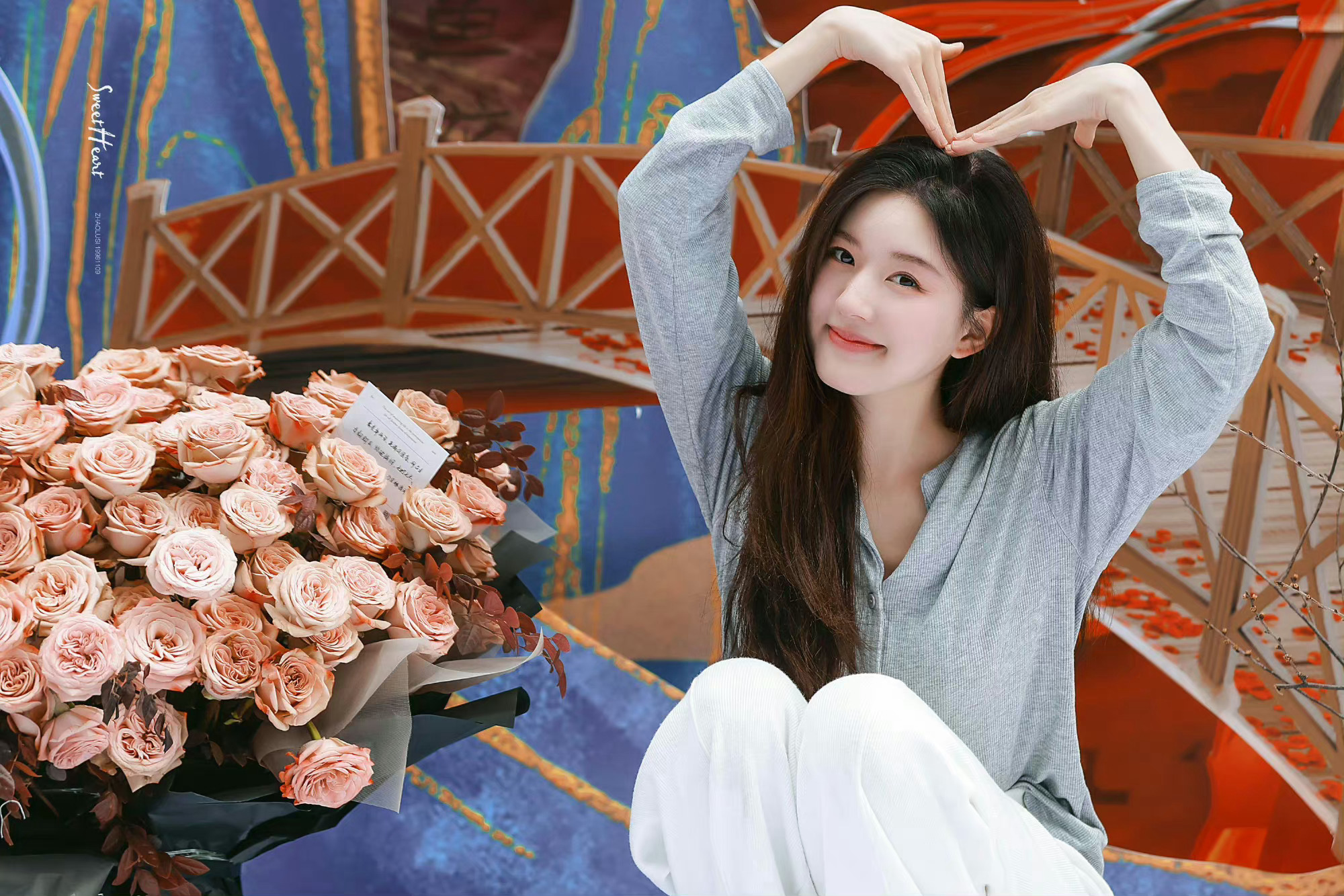 赵露思神隐杀青路透 打卡粉丝应援花墙,也太暖了吧!