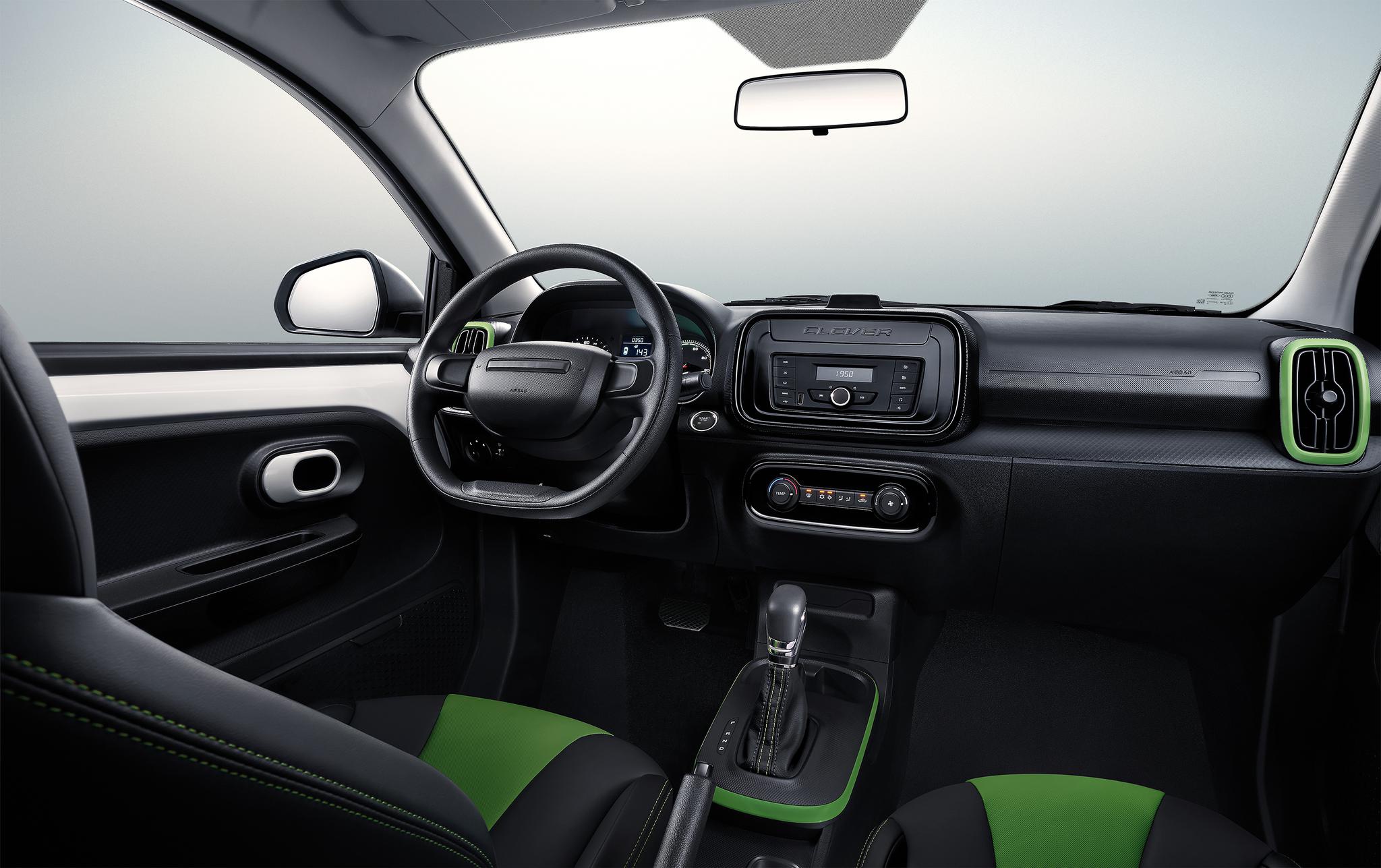 在内饰部分,上汽科莱威clever采用胶囊主题内饰,跳跃色彩搭配,pvc地毯