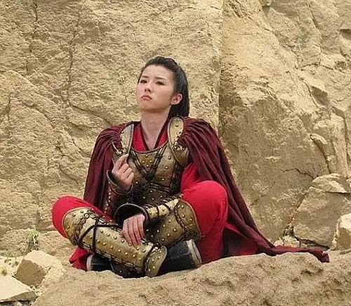 刘恺威主演的历史传奇热播剧《大唐女将樊梨花》,饰演"薛金莲"一角