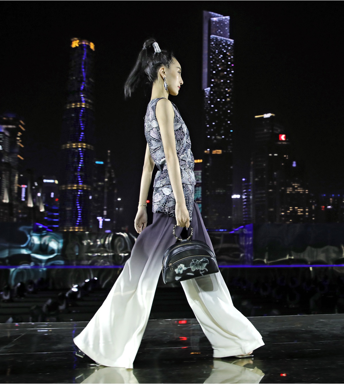 邓兆萍"知否·岭南"非遗文化服饰秀惊艳广州城