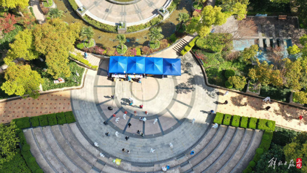 上海全市进行核酸检测 老旧小区居民有序在马路上进行采样休闲区蓝鸢梦想 - Www.slyday.coM