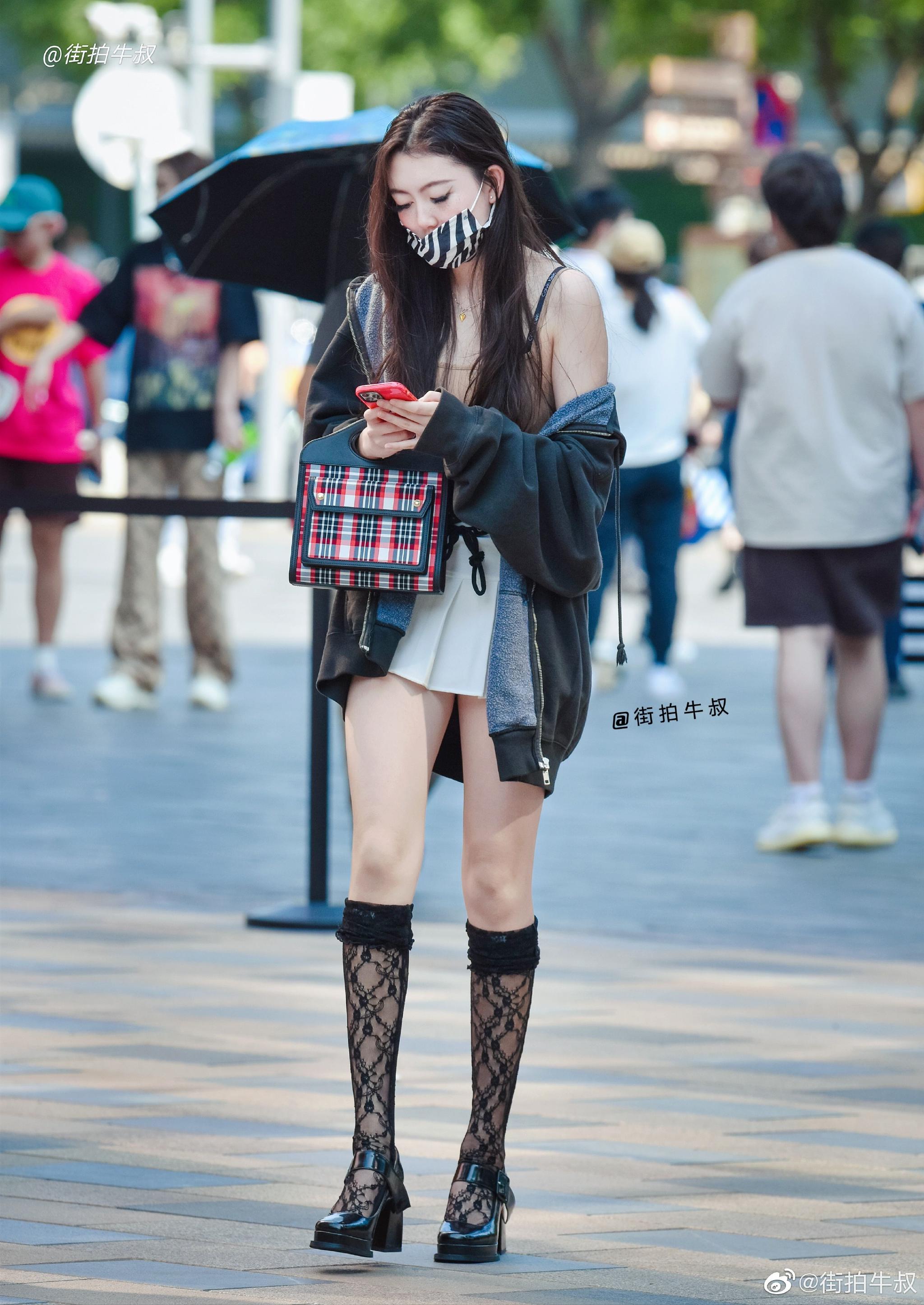 美女穿着漂亮的洛丽塔蕾丝长筒袜出街