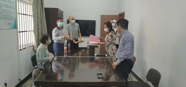 “这样的好医生就该多宣传推广”女士和家人一大早给医生送来锦旗和感谢信休闲区蓝鸢梦想 - Www.slyday.coM