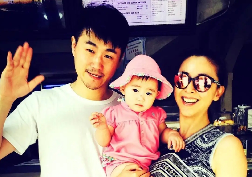 28天相亲100次嫁富商老公,女儿长得更像爸|刘磊|黄小蕾|迪士尼_新浪