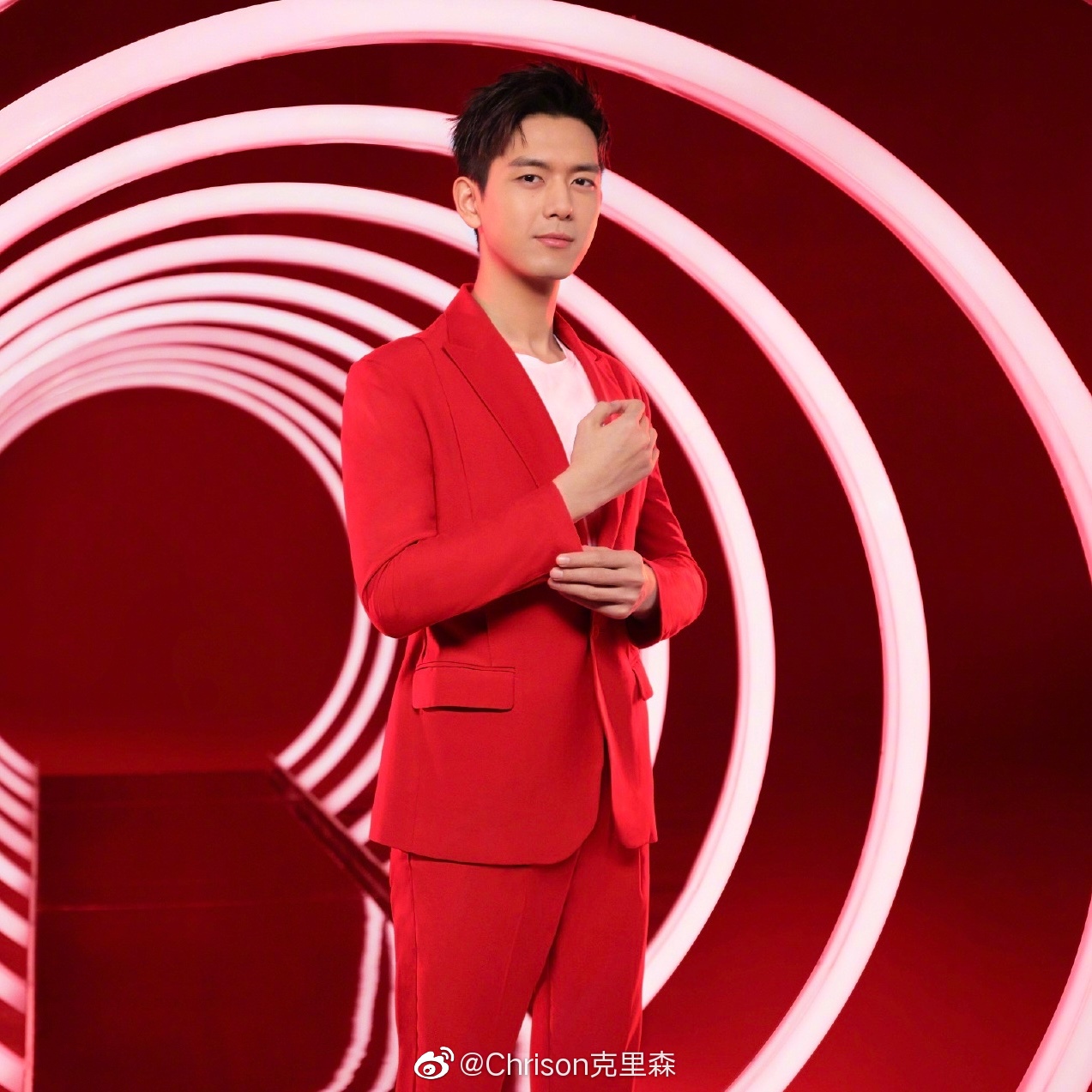 李现一身j.truseam西装亮相jd宣传短片,从头红到腿