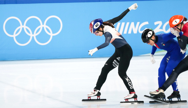 北京冬奥会短道速滑女子1500米决赛韩国选手崔敏静夺冠