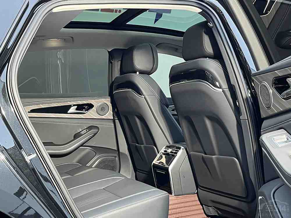 中德中大型豪华旗舰大对决：红旗H9对比奔驰E级谁更有优势