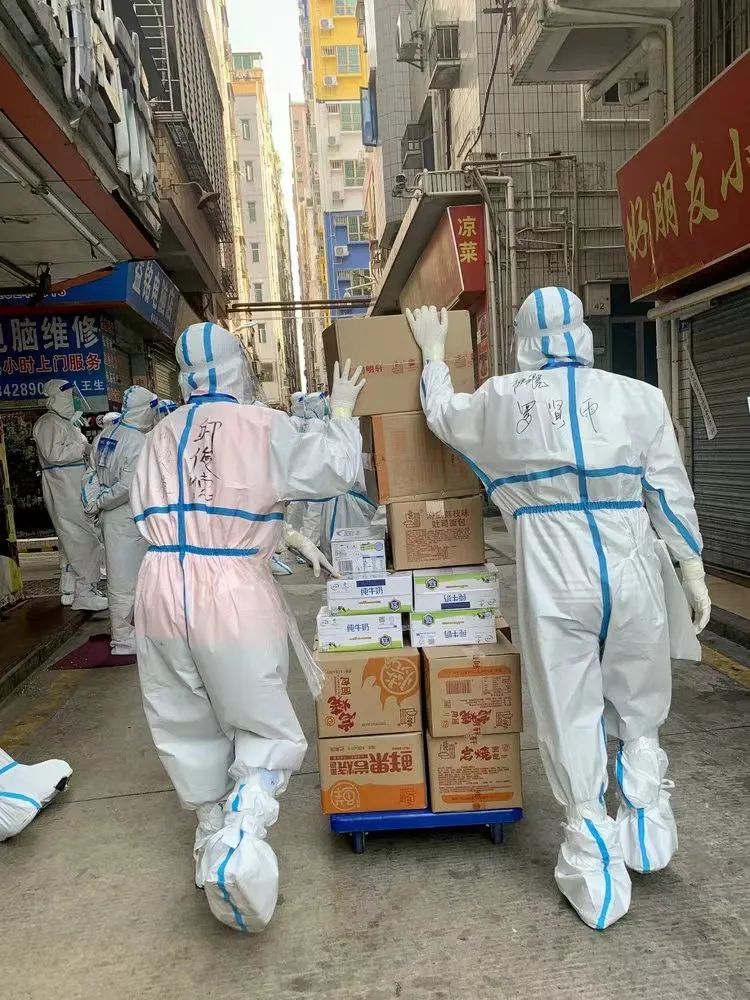 新闻主播直播中看到抗疫的妻子，老教授为数万学生当送餐员……这些画面，有点费眼泪休闲区蓝鸢梦想 - Www.slyday.coM