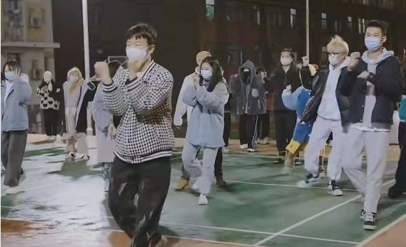 封校后大学生跳广场舞，现场居然还有dj助阵，网友：大妈看傻了休闲区蓝鸢梦想 - Www.slyday.coM