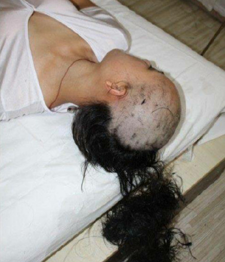 一位网友把喝醉的女朋友带到宾馆