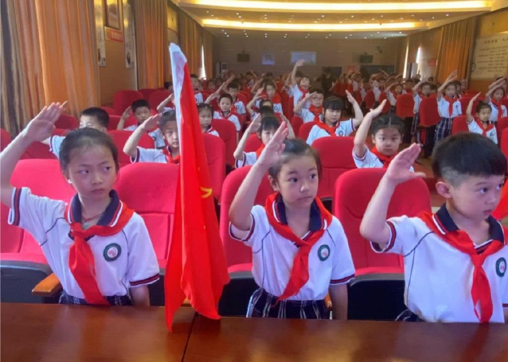莲塘一小开展“学习再提高 争做好队员”新少先队员入队仪式__财经头条