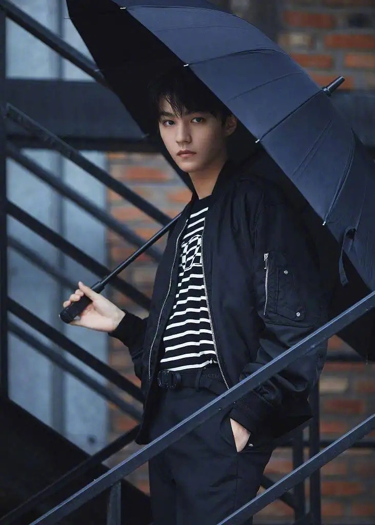 王俊凯的氛围感神图,每一张都有青春小说的男主既视感