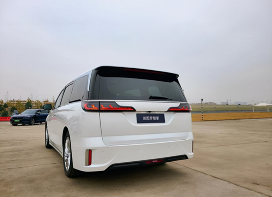 纯电动MPV对决，荣威iMAX8 EV对比岚图梦想家纯电版