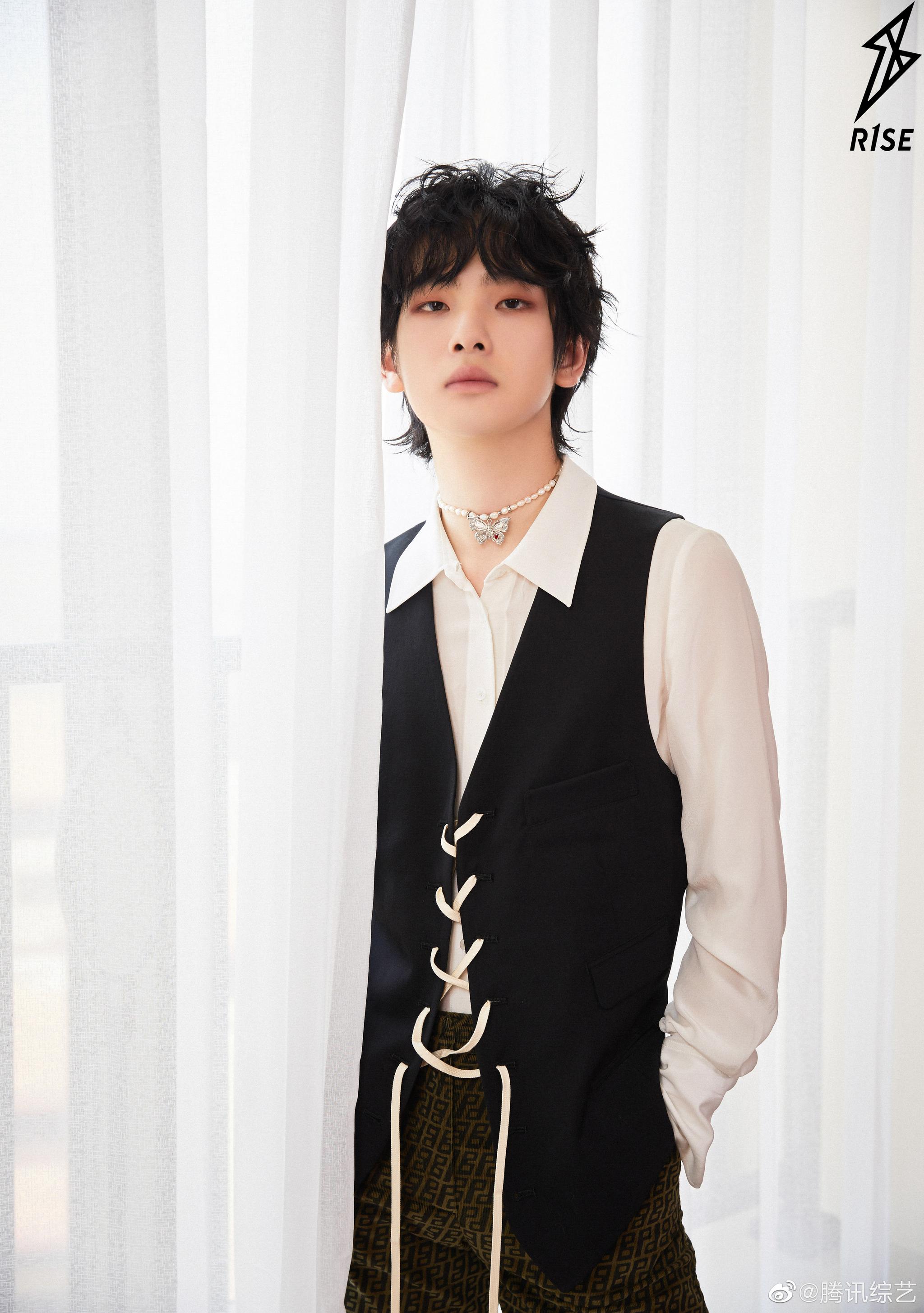 2021发起人团成员r1se周震南今日造型曝光慵懒微卷发型