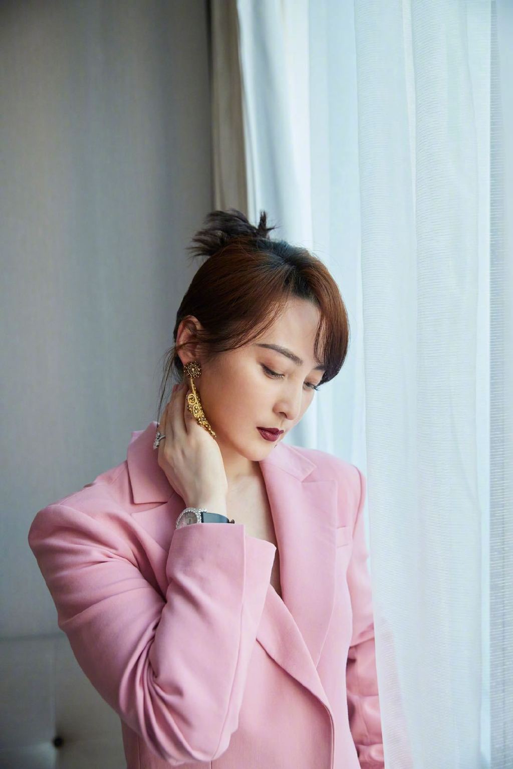 蒋勤勤身着利落干练的粉色西服套装