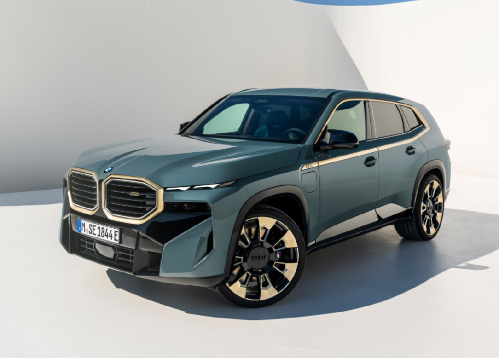 宝马最贵插混车型XM发布！中美价格引争议：236万人民币对16万美元-新浪汽车