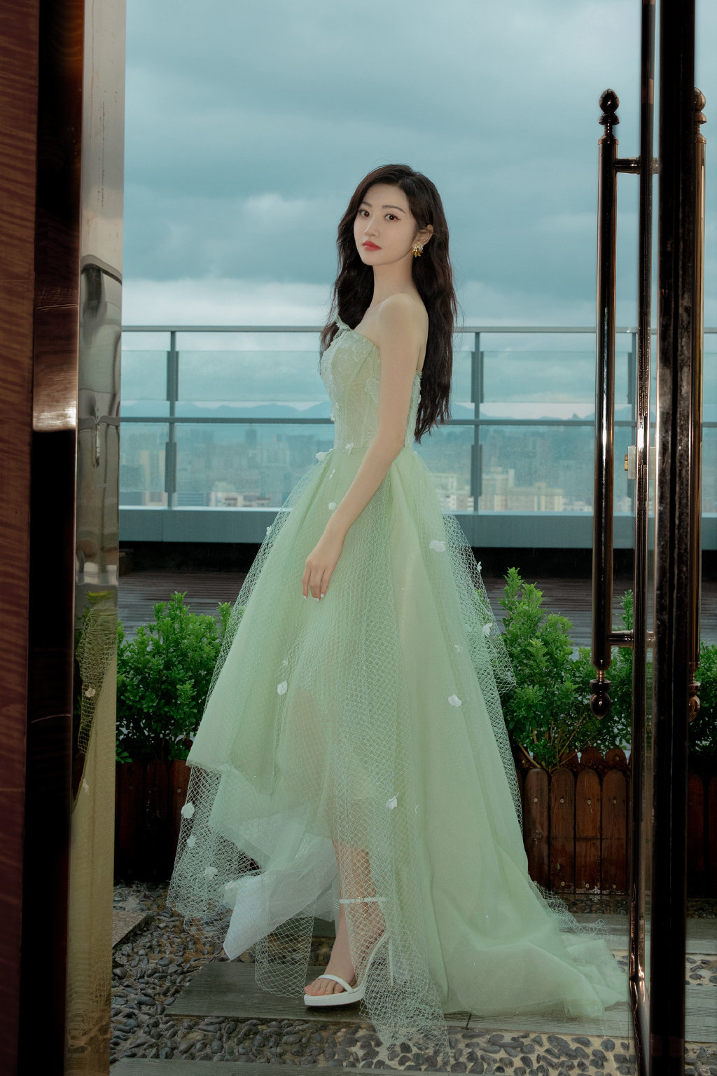 景甜 身穿薄荷绿纱裙在雨中漫步,撑伞氛围感满分__财经头条