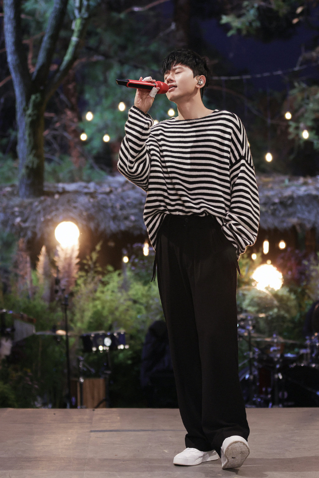 张杰身着黑白条纹毛衣黑色宽松长裤真的太有魅力啦