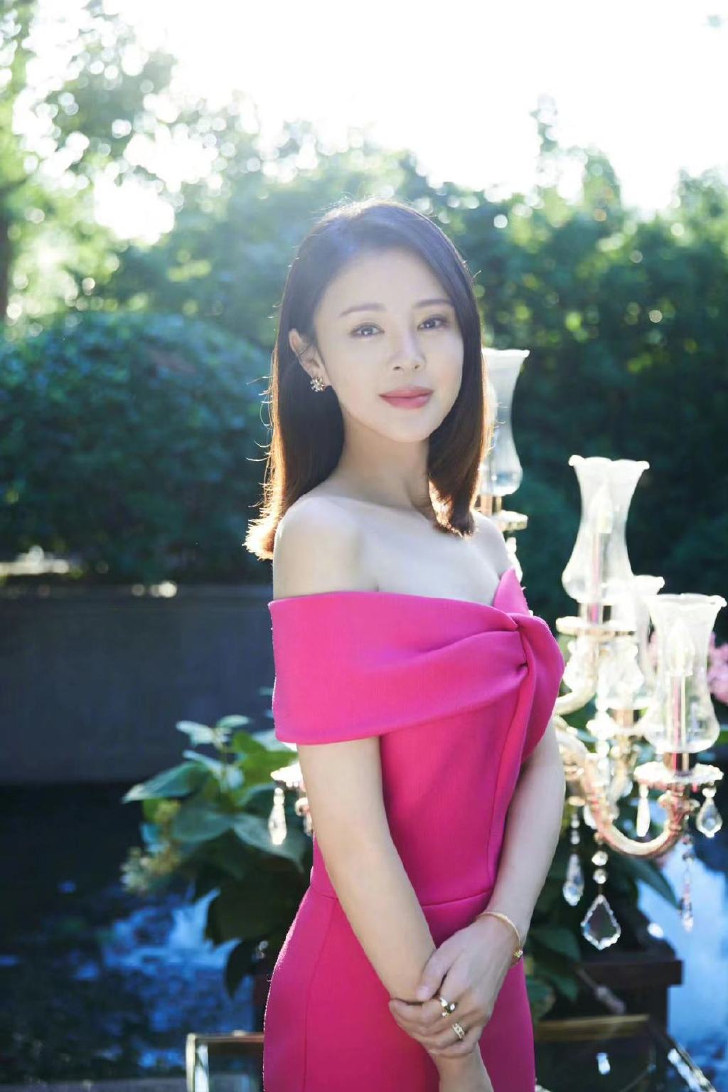 john粉色针织露肩连衣裙|关悦|露肩|粉色_新浪新闻