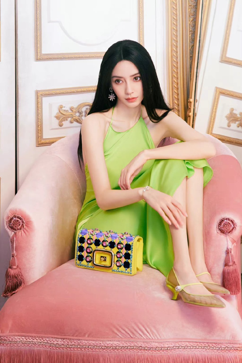 Angelababy最新大片造型，绿色露背缎面裙与黑色闪粉裙……