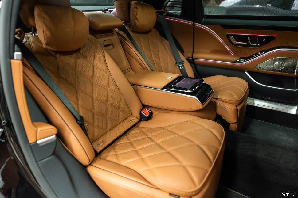 购买迈巴赫s级用车需求大多都是用来做商务接待的,所以说后排基本上都