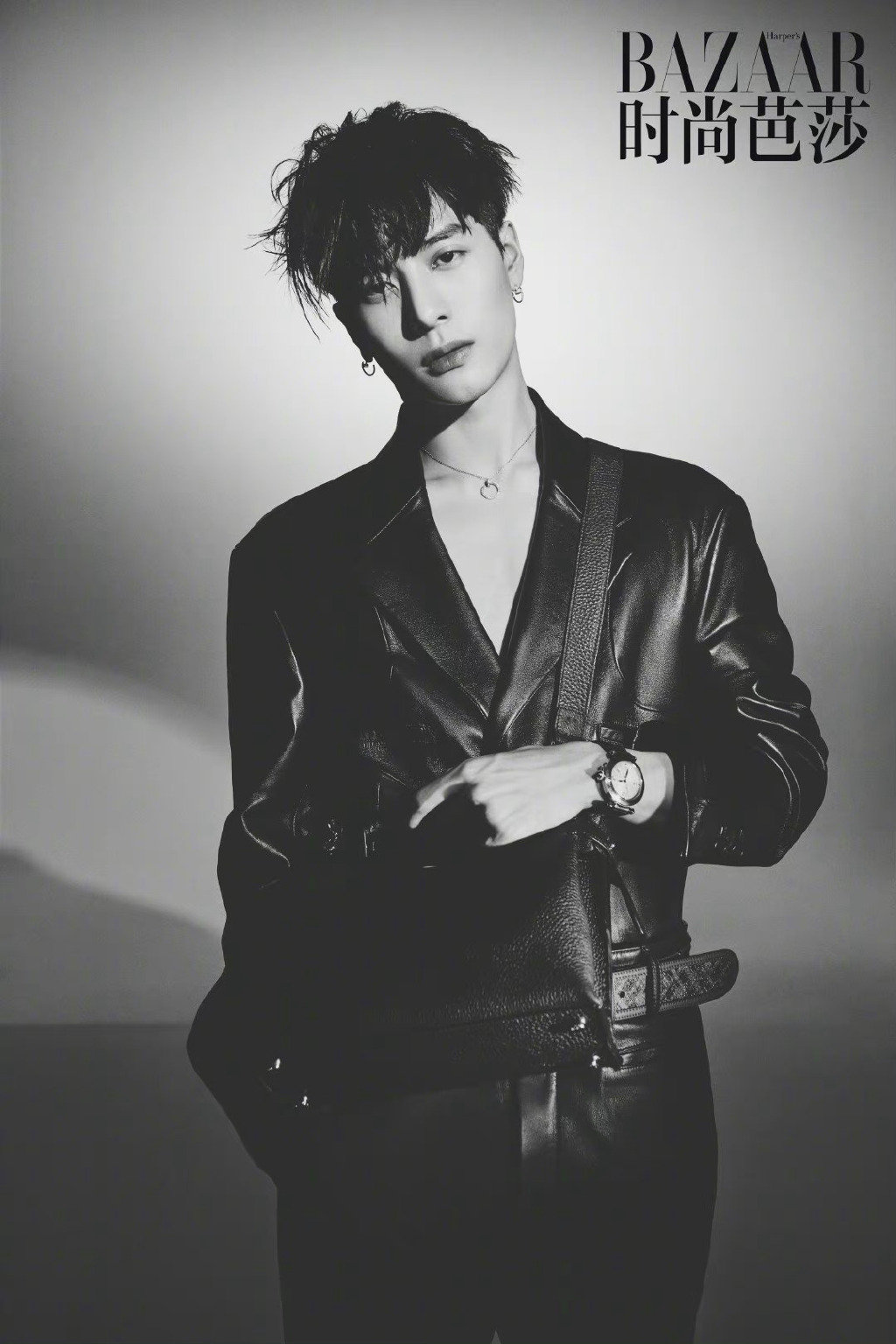 王嘉尔《时尚芭莎》十二月刊,解锁新刊,酷帅黑白封面