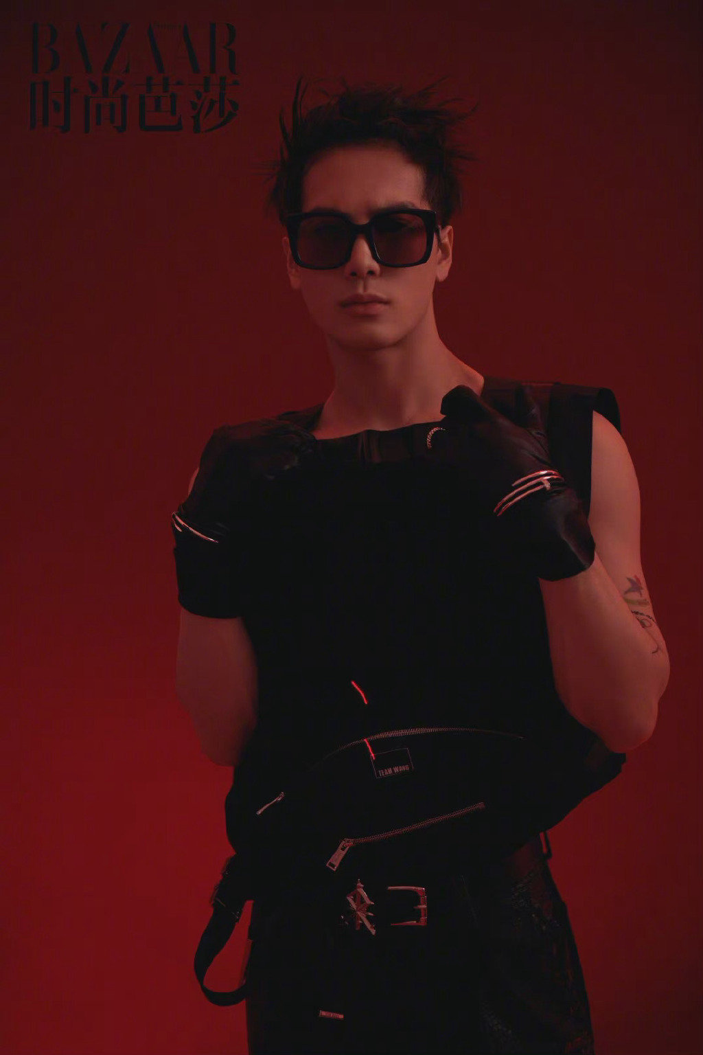 王嘉尔《时尚芭莎》十二月刊,解锁新刊,酷帅黑白封面